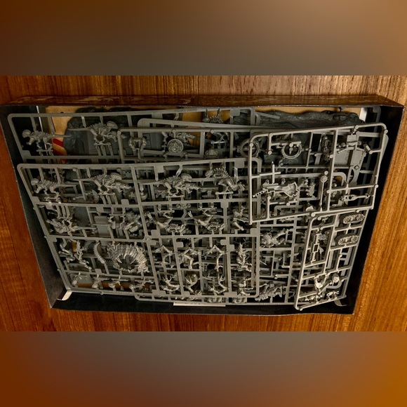 Warhammer-40,000 Battle for Macragge Game Set - Picture 2 of 10